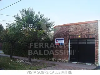 BURZACO CENTRO : HERMOSA CASA sobre 2 lotes en magnifica esquina- Mitre y Alem - Muy lindos detalles - Jardín de invierno y parque foto 3