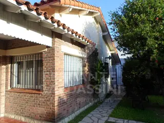 BURZACO CENTRO : HERMOSA CASA sobre 2 lotes en magnifica esquina- Mitre y Alem - Muy lindos detalles - Jardín de invierno y parque foto 4