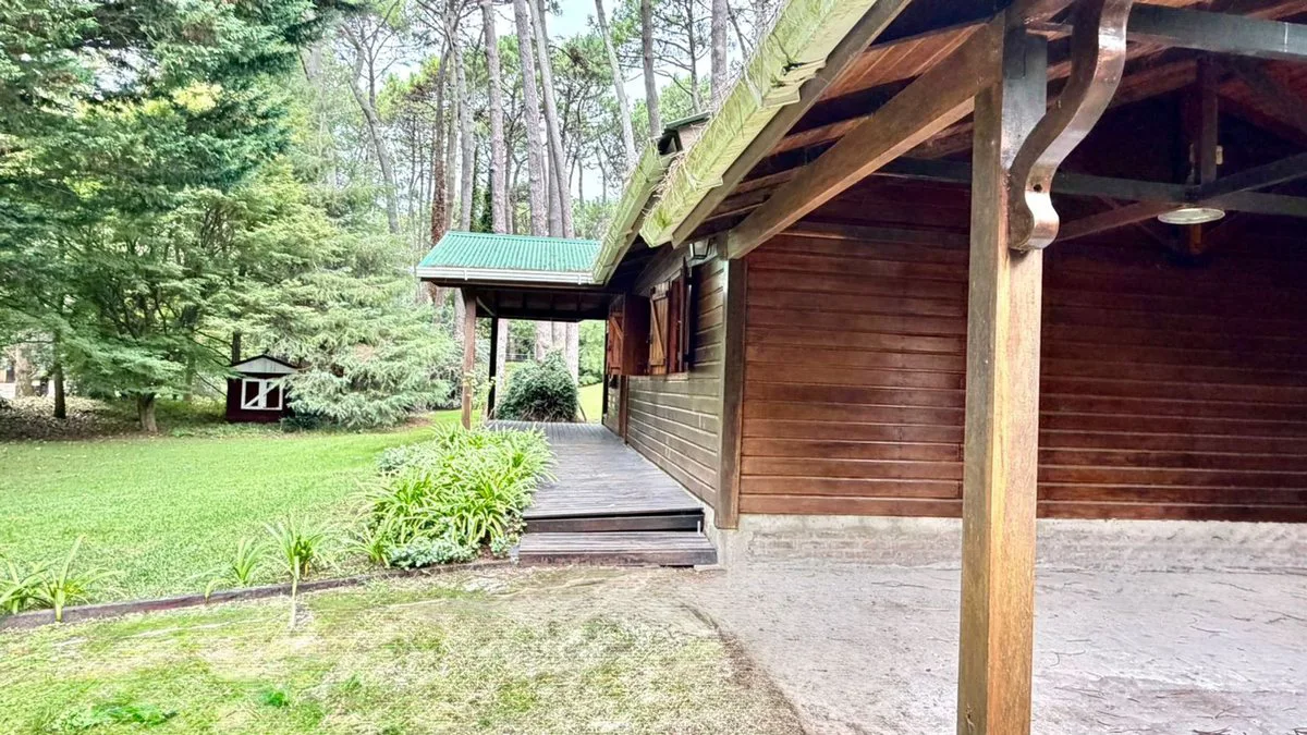 Casa en venta 4 ambientes en Carilo lote 1400m2 foto 5