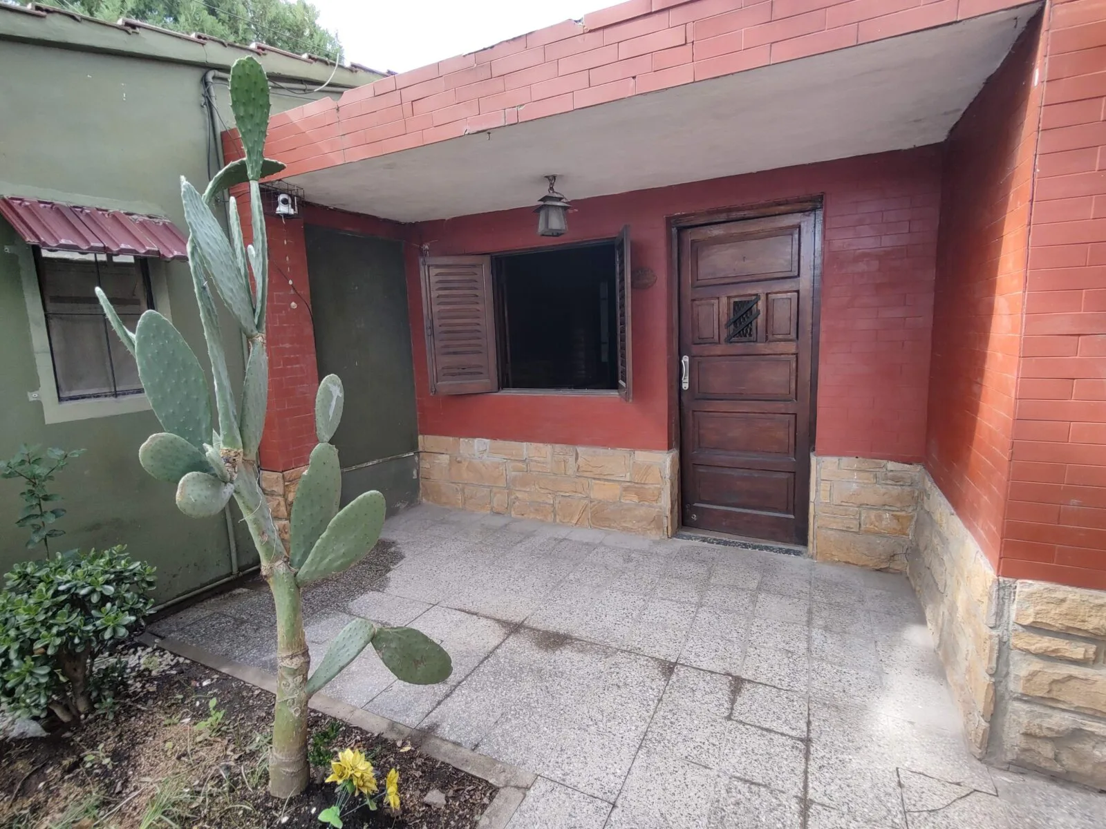 Venta Casa 3 ambientes con garage y patio en Morón foto 2