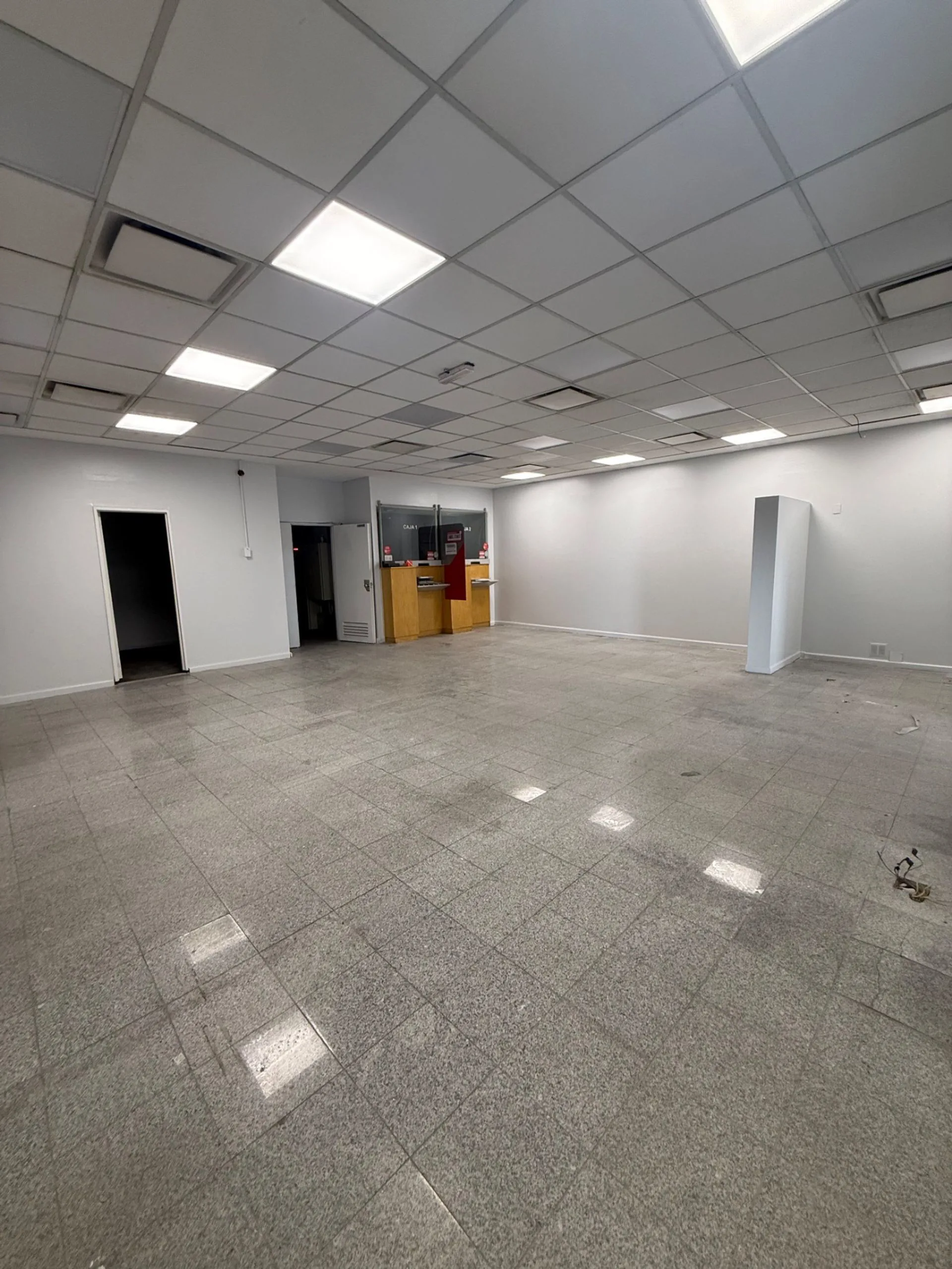 ALQUILER LOCAL COMERCIAL AV. BELGRANO SUR foto 2
