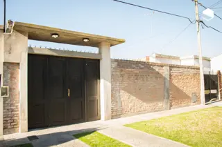 Casa en venta en GONNET, entre caminos foto 3