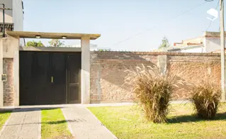 Casa en venta en GONNET, entre caminos foto 4