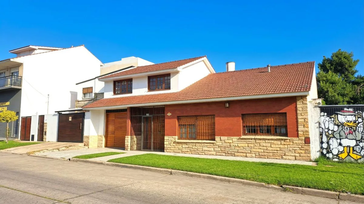 Chalet 5 Amb. con Quincho, Garage Doble y Jardín