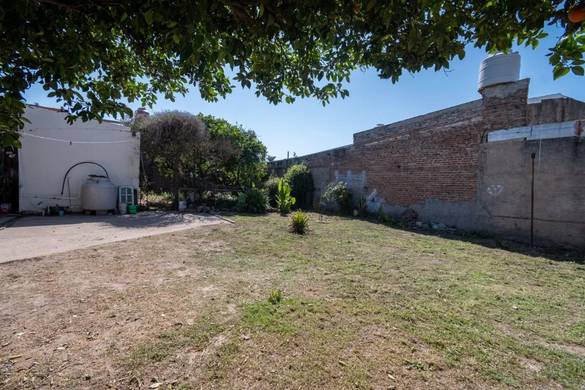 Gran casa familiar con patio verde. Casa y depto! foto 4