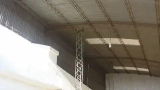 Amplio galpón con Casa sobre Av. Mitre. SAN JOSE. foto 4