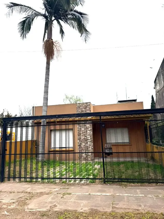 ALQUILER CASA 3 AMBIENTES, CON ENTRADA PARA AUTO