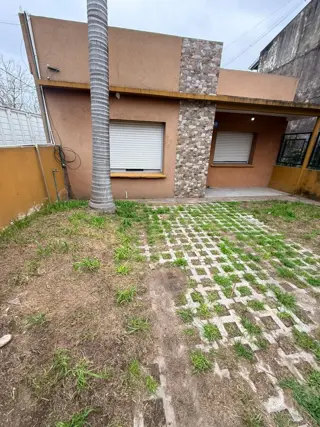 ALQUILER CASA 3 AMBIENTES, CON ENTRADA PARA AUTO foto 2