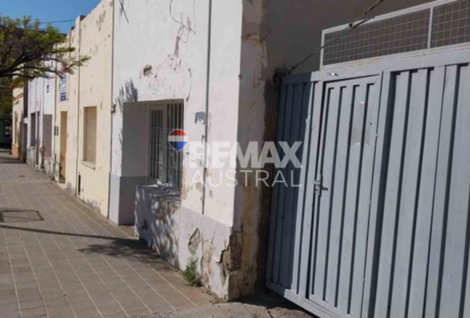 LOCALES A REFACCIONAR O DEMOLER CON AMPLIO TERRENO