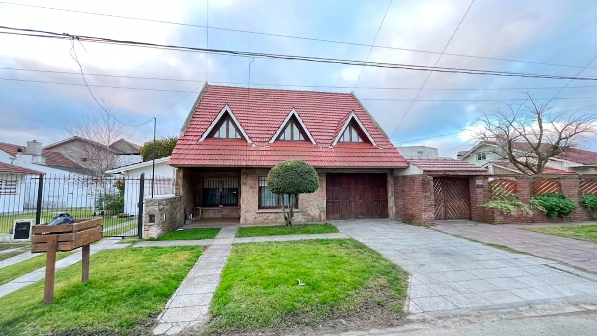VENTA CASA DE 7 AMBIENTES – LOTE APTO DESARROLLO