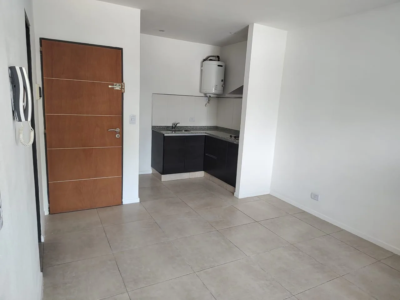 MONOAMBIENTE EN ITUZAINGO SÓLO APTO USO PROFESIONAL foto 2