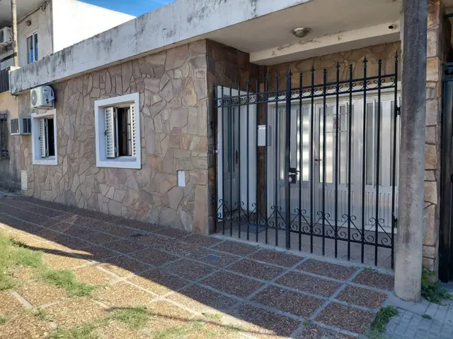 Casa 3 dormitorios y patio, zona Universitario