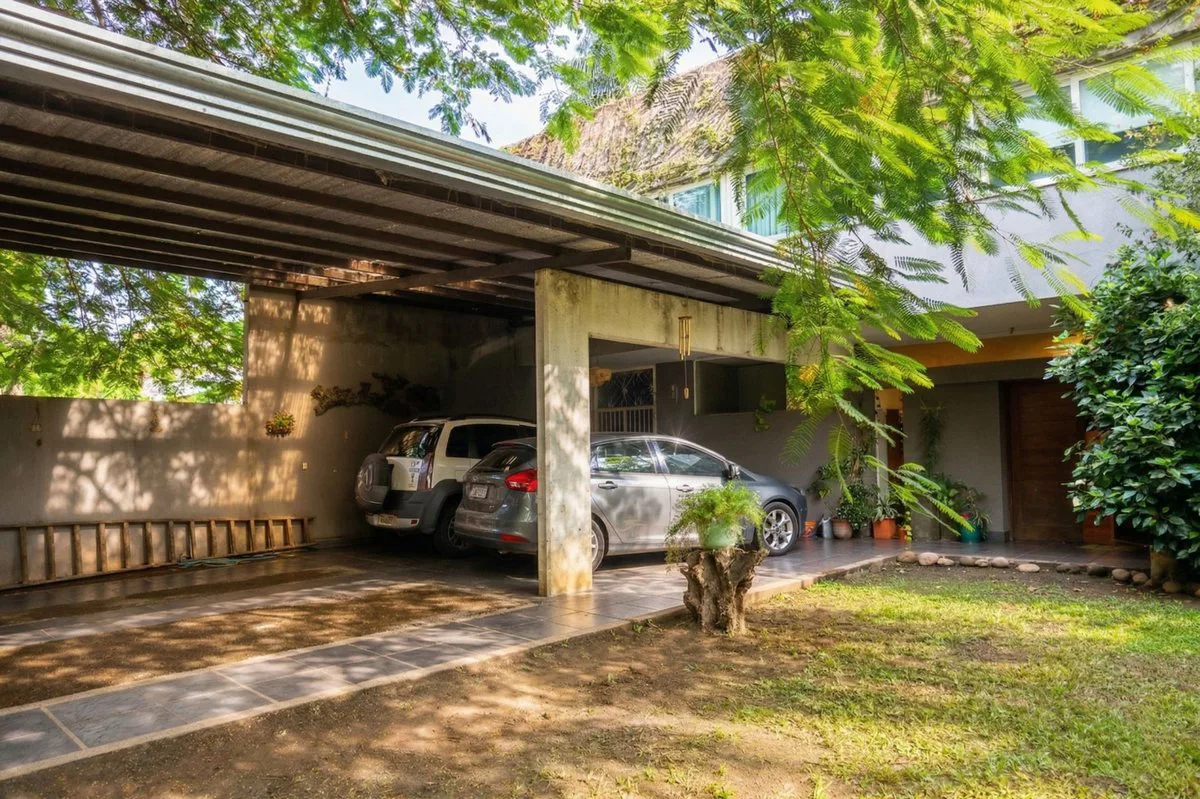 VENTA CASA EN YERBA BUENA- 4 DORM- 3 BAÑOS- PILETA foto 3