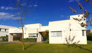 EXCELENTE CASA ESTILO MINIMALISTA EN VENTA EN COUNTRY CLUB TERRAVISTA GRAL RODRIGUEZ foto 3