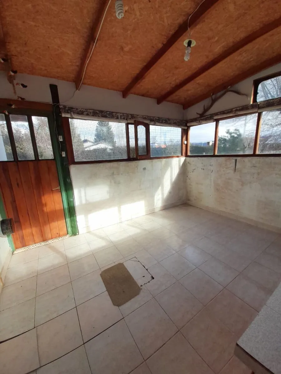 Casa en Esquina de 2 Plantas con Amplio Parque sobre Terreno de 802 m² - El Maitén foto 2