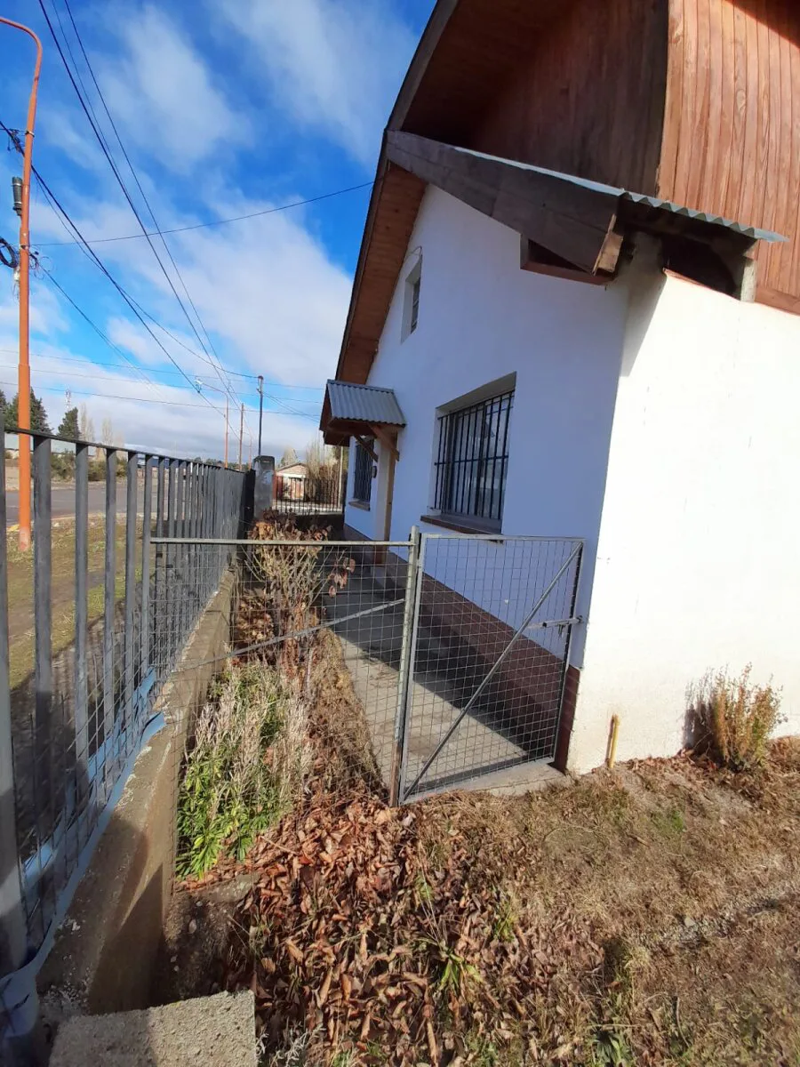 Casa en Esquina de 2 Plantas con Amplio Parque sobre Terreno de 802 m² - El Maitén foto 4