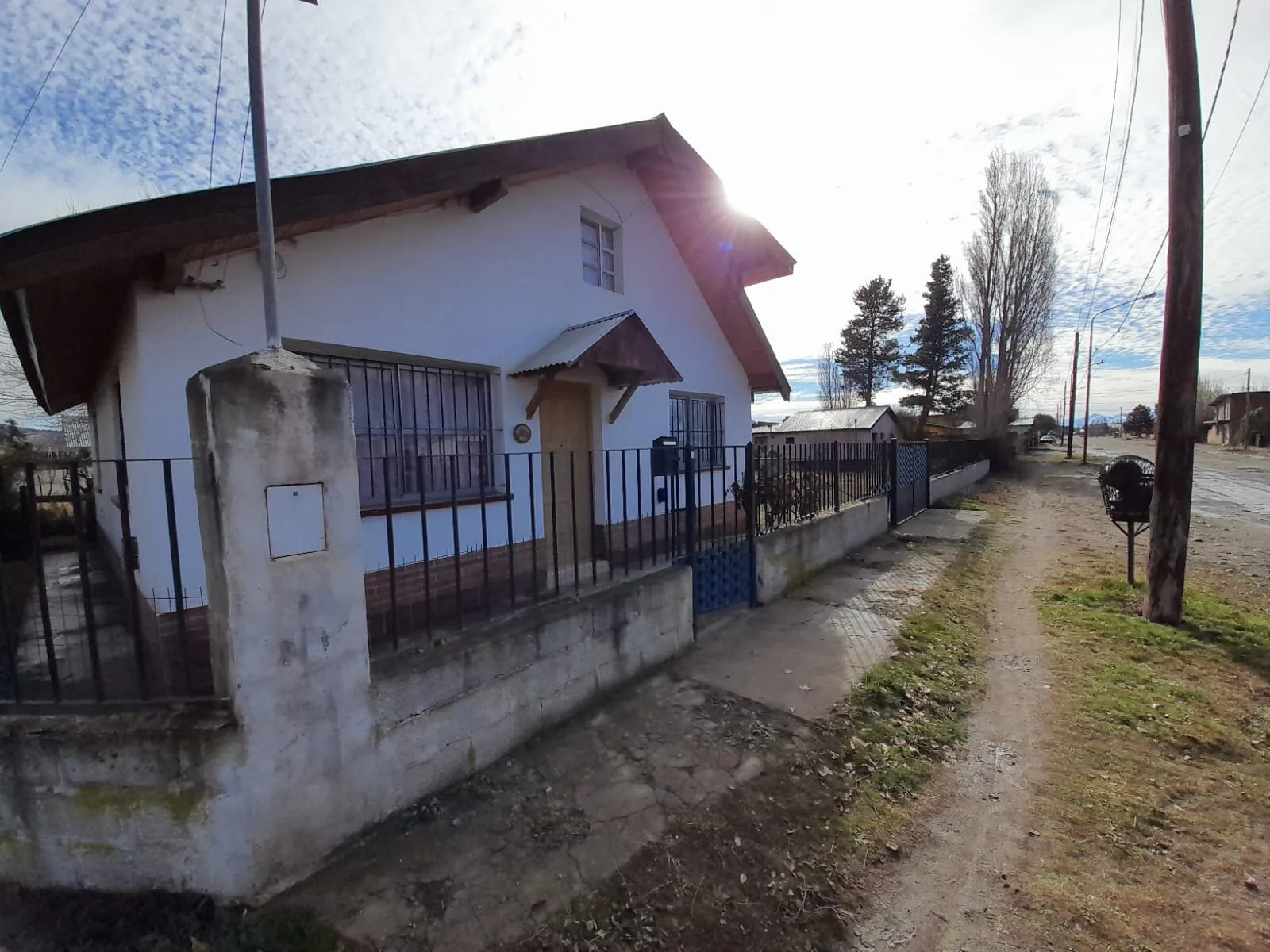 Casa en Esquina de 2 Plantas con Amplio Parque sobre Terreno de 802 m² - El Maitén foto 5
