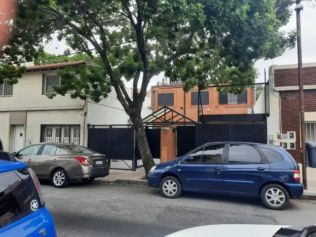 Excelente Duplex de 5 Amb con Jardin, Parrilla y Cochera Doble.Impecable Estado