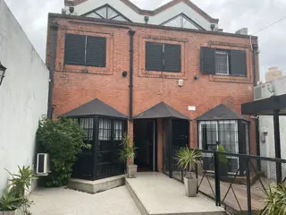 Excelente Duplex de 5 Amb con Jardin, Parrilla y Cochera Doble.Impecable Estado foto 2