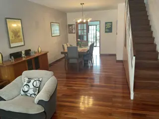 Excelente Duplex de 5 Amb con Jardin, Parrilla y Cochera Doble.Impecable Estado foto 3