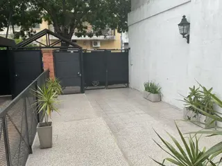 Excelente Duplex de 5 Amb con Jardin, Parrilla y Cochera Doble.Impecable Estado foto 5
