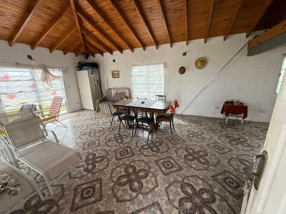 CASA EN VENTA CON PARQUE Y PILETA foto 2