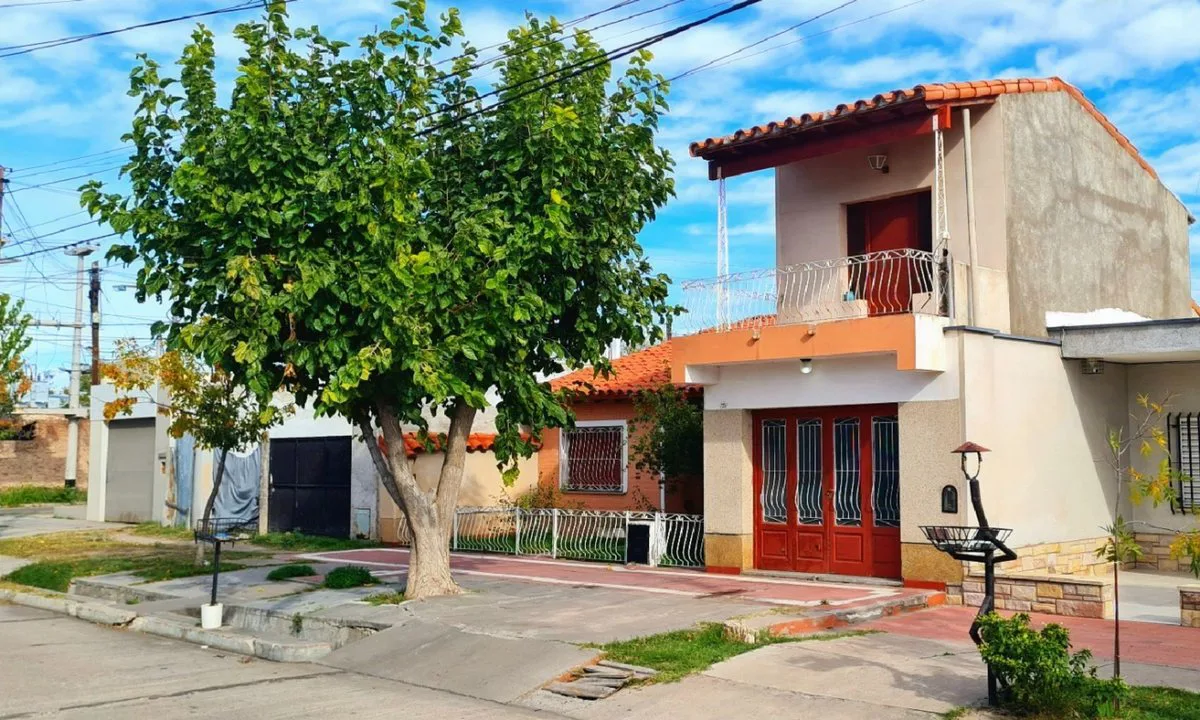 VENTA AMPLIA CASA CÉNTRICA 4 DORM. SAN RAFAEL, MZA foto 2
