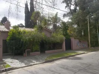 Muy lindo Chalet con gran parque de 20x42! foto 1