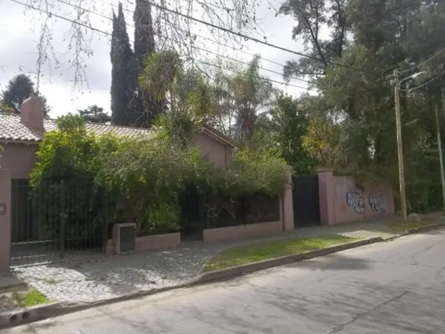 Muy lindo Chalet con gran parque de 20x42!
