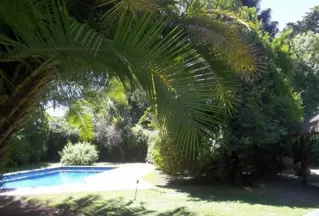 Muy lindo Chalet con gran parque de 20x42! foto 2