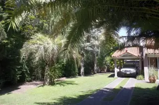 Muy lindo Chalet con gran parque de 20x42! foto 3