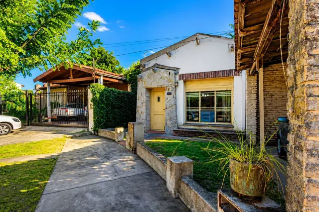 Casa de dos dormitorios en B Jardin calle 116 entre 409 y 410 (Apta Banco)