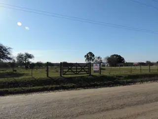 HECTAREA CON ALAMBRADO NUEVO, TRANQUERA, AGUA CORRIENTE Y LUZ foto 1