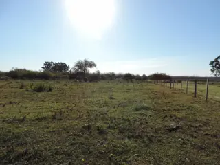 HECTAREA CON ALAMBRADO NUEVO, TRANQUERA, AGUA CORRIENTE Y LUZ foto 2