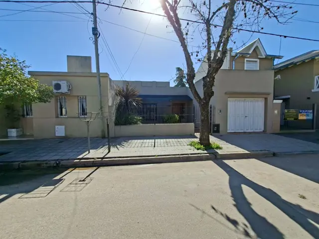 VENTA CASA CENTRICA 3 AMBIENTES CON PATIO Y GARAJE
