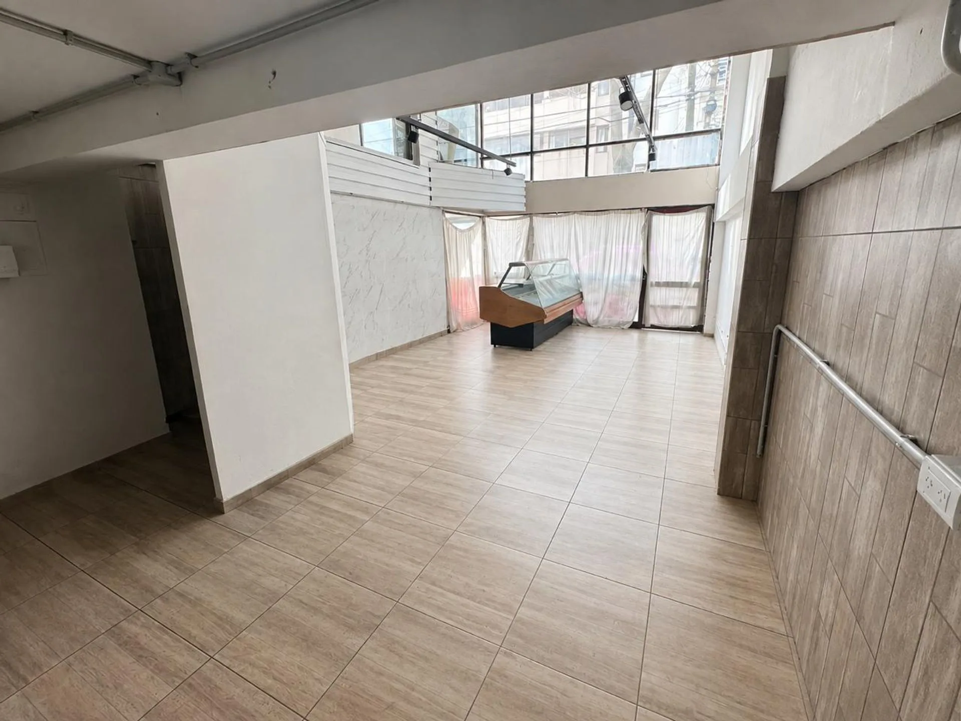 Venta de Local comercial Plaza Mitre foto 3