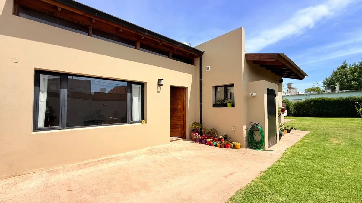 VENTA CASA 3 AMBIENTES MODERNA MIRAMAR