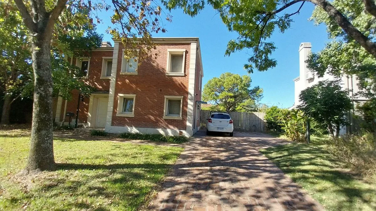 VENTA CASA 4 AMB EN B° LOS JAZMINES - APTO CREDTO