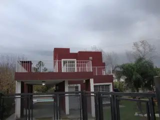 MUY LINDA CASA EN VENTA EN CARLOS PAZ, CON PILETA Y AMPLIO PARQUE. Todos los Servicios. foto 1