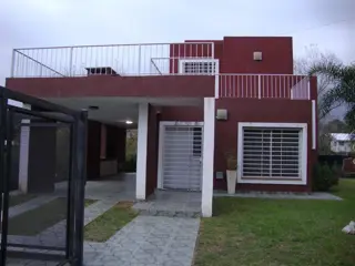 MUY LINDA CASA EN VENTA EN CARLOS PAZ, CON PILETA Y AMPLIO PARQUE. Todos los Servicios. foto 2