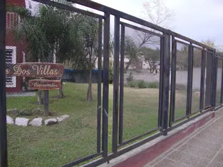 MUY LINDA CASA EN VENTA EN CARLOS PAZ, CON PILETA Y AMPLIO PARQUE. Todos los Servicios. foto 3