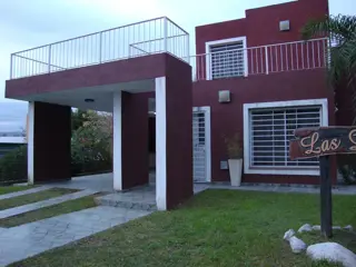 MUY LINDA CASA EN VENTA EN CARLOS PAZ, CON PILETA Y AMPLIO PARQUE. Todos los Servicios. foto 5