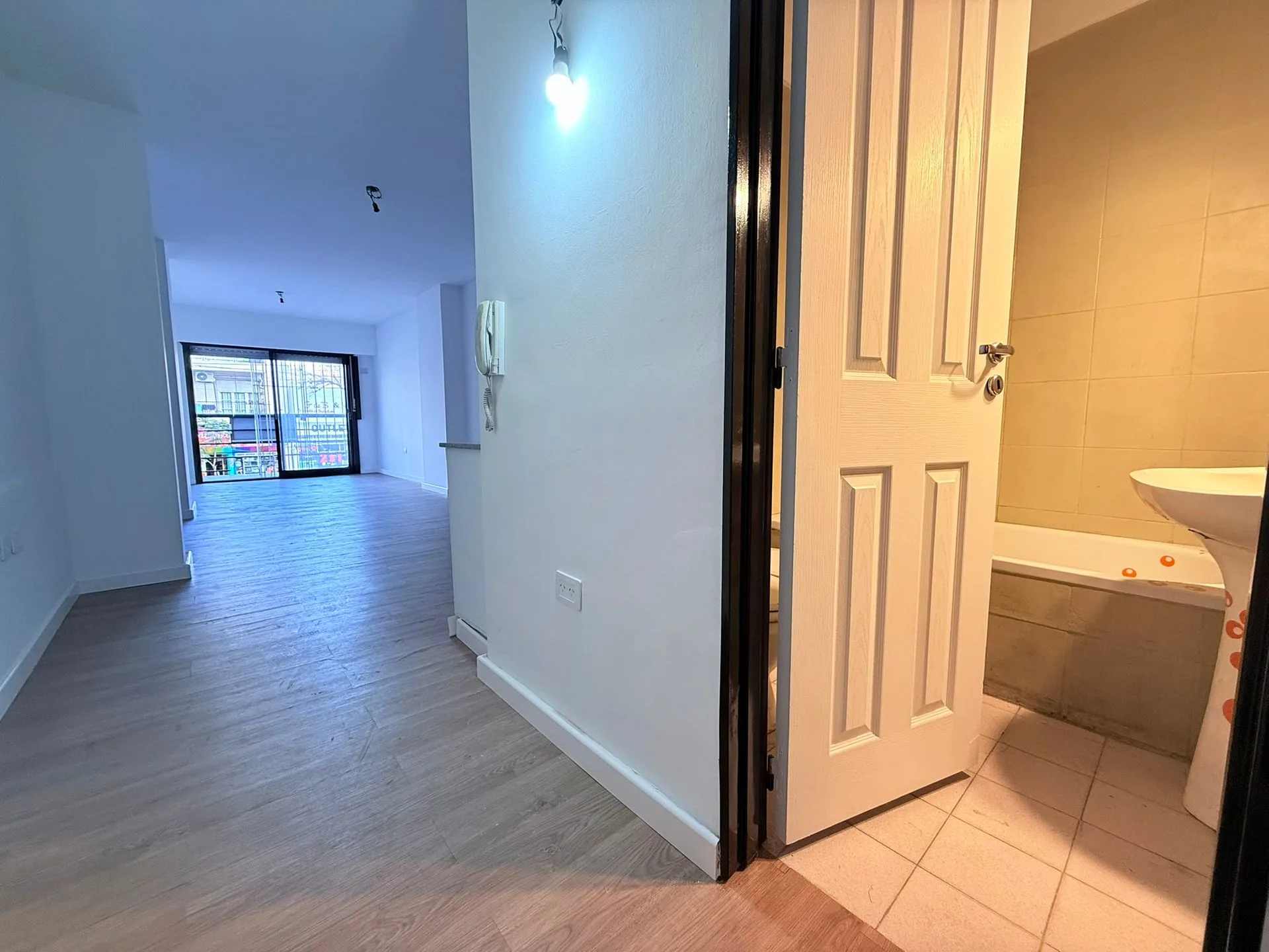 VENDE mono amb 1er piso Av Cordoba foto 2