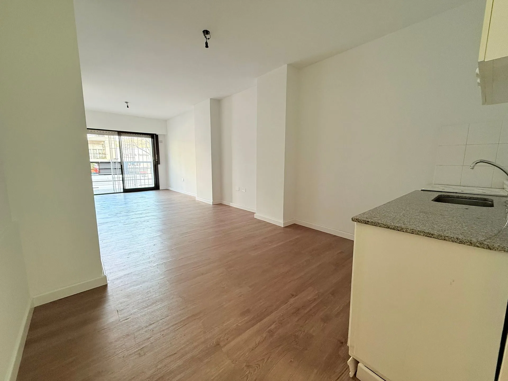 VENDE mono amb 1er piso Av Cordoba foto 4