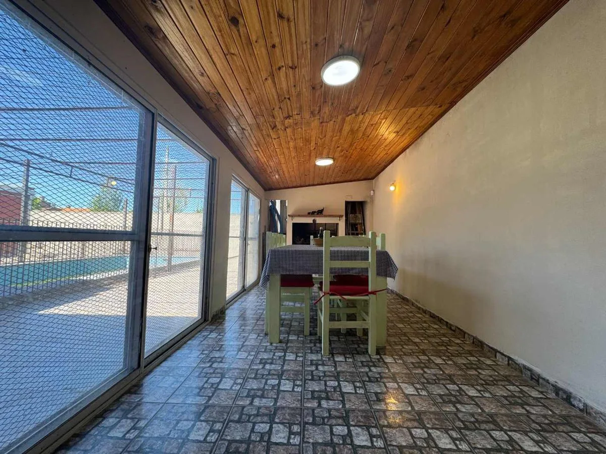 CASA 4 DORMITORIOS EN VENTA CITY BELL CON PILETA foto 3