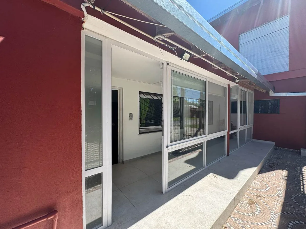 CASA 4 DORMITORIOS EN VENTA CITY BELL CON PILETA foto 5