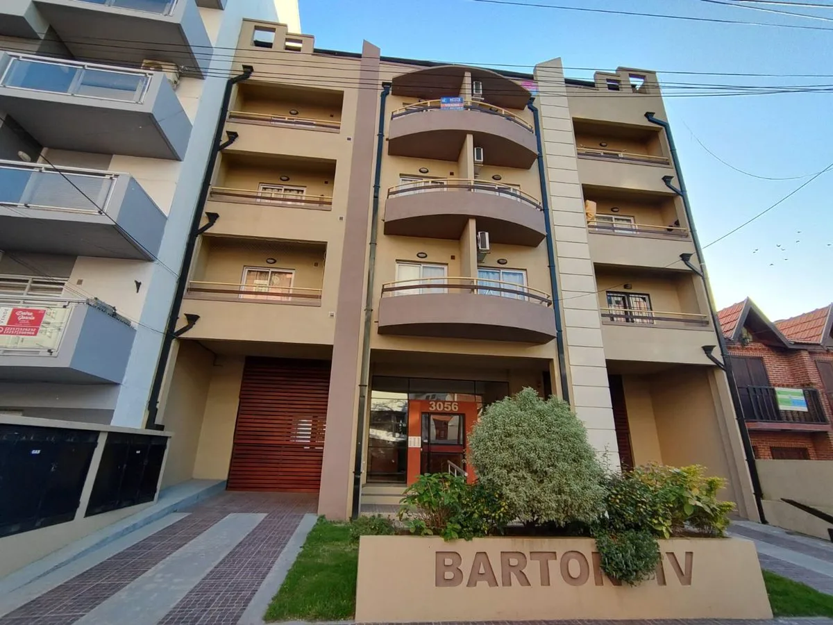VENTA DEPARTAMENTO MONOAMBIENTE, COCHERA Y BALCON foto 2