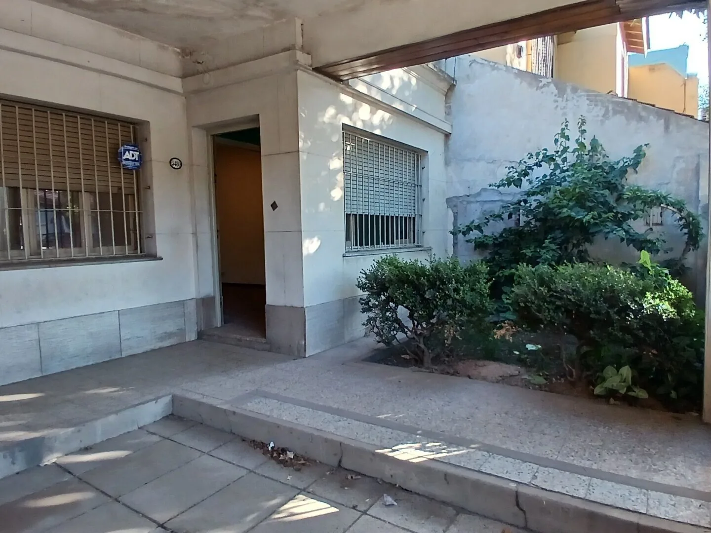 Casa en VENTA en VILLA LUGANO 3 ambientes amplios Cochera Jardin Fondo Quincho y/o Galpon Terraza Excelente ubicacion foto 4