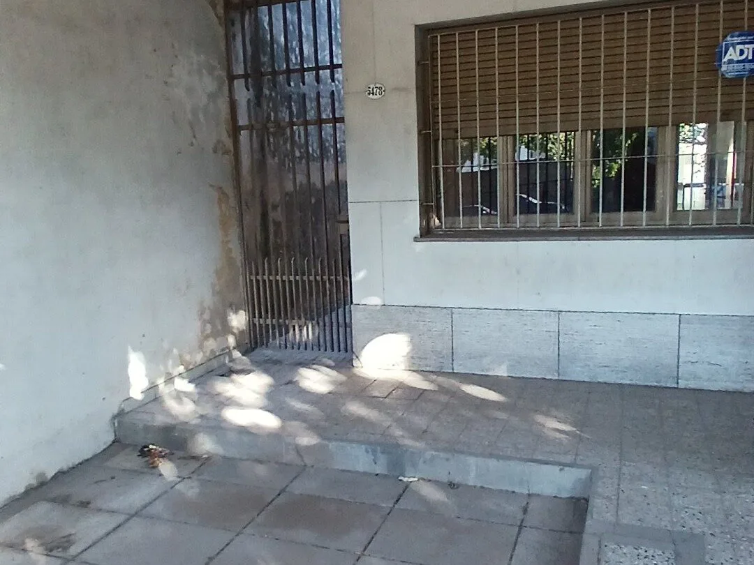 Casa en VENTA en VILLA LUGANO 3 ambientes amplios Cochera Jardin Fondo Quincho y/o Galpon Terraza Excelente ubicacion foto 5