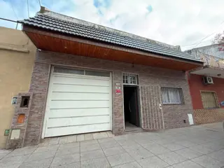 Venta de casa a refaccionar foto 2